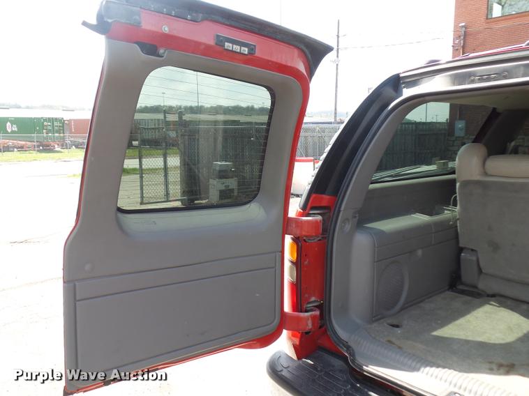 image for item DA4925 2003 Chevrolet Suburban 2500 SUV
