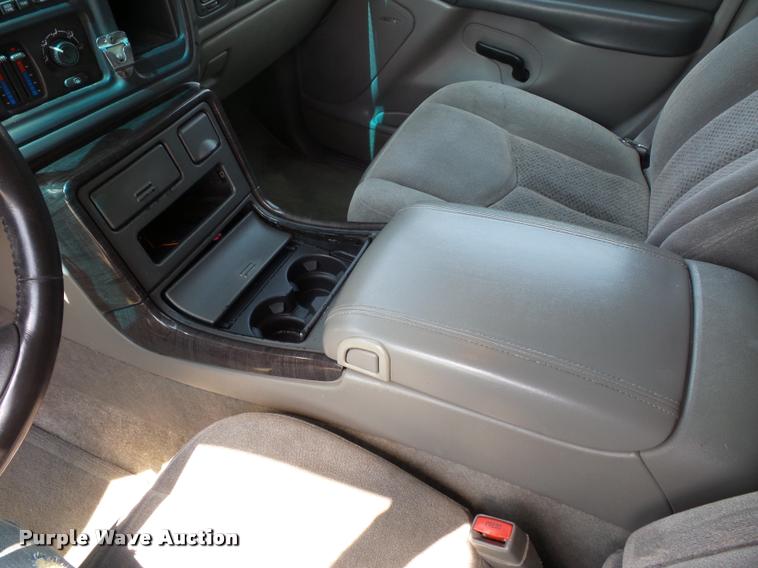 image for item DA4925 2003 Chevrolet Suburban 2500 SUV