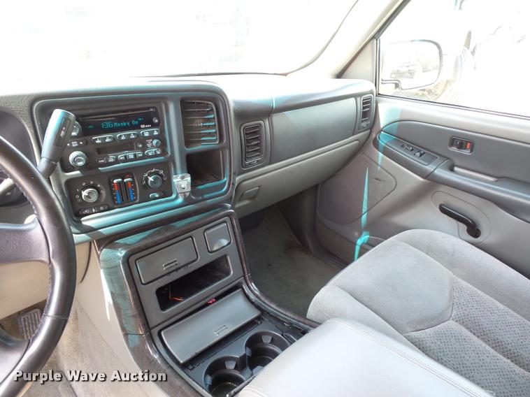 image for item DA4925 2003 Chevrolet Suburban 2500 SUV