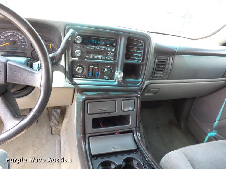 image for item DA4925 2003 Chevrolet Suburban 2500 SUV