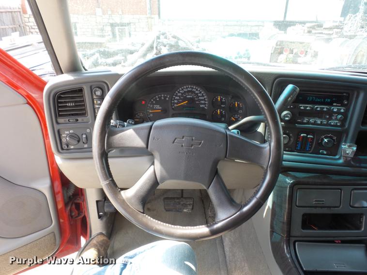 image for item DA4925 2003 Chevrolet Suburban 2500 SUV