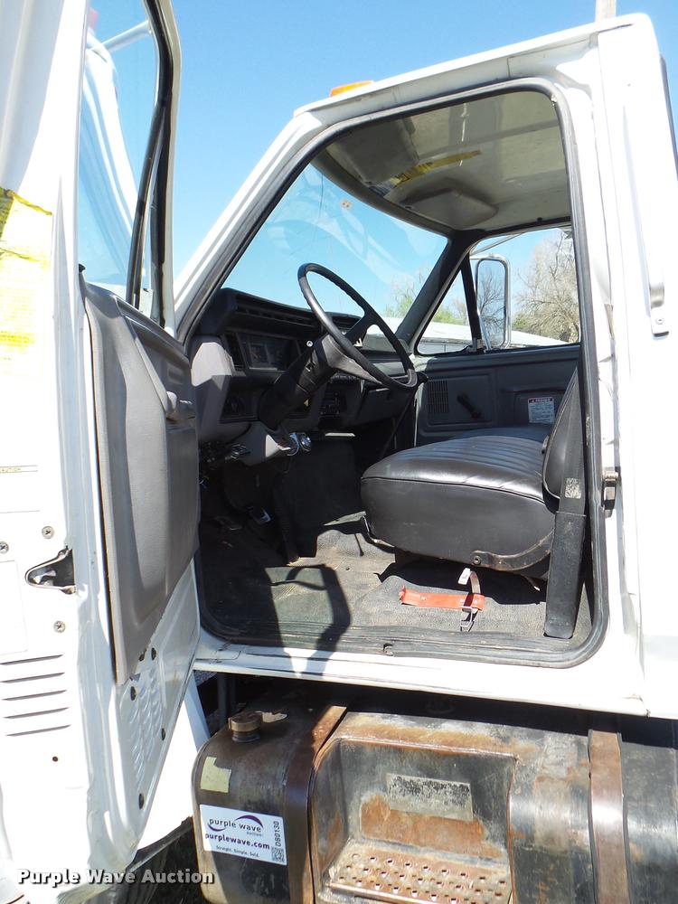 image for item DB0130 1998 Ford F800 truck cab and chassis