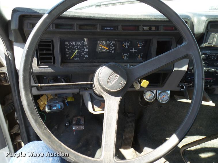 image for item DB0130 1998 Ford F800 truck cab and chassis