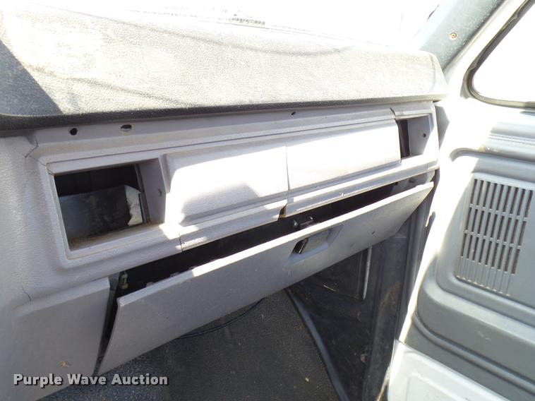 image for item DB0130 1998 Ford F800 truck cab and chassis