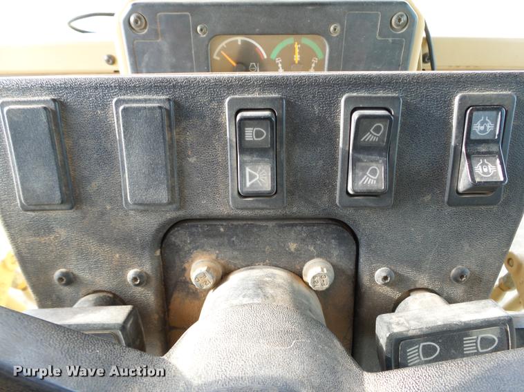 image for item DB0161 2005 Caterpillar 140H motor grader