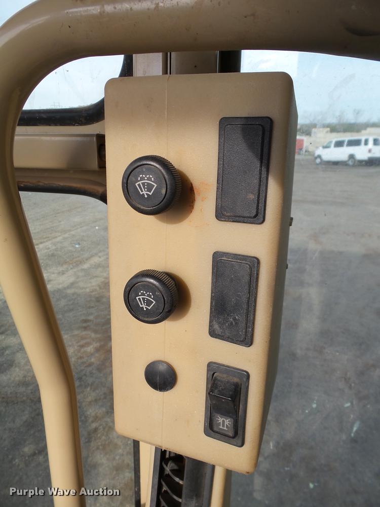 image for item DB0161 2005 Caterpillar 140H motor grader