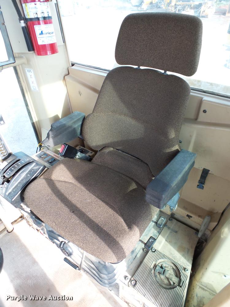 image for item DB0161 2005 Caterpillar 140H motor grader