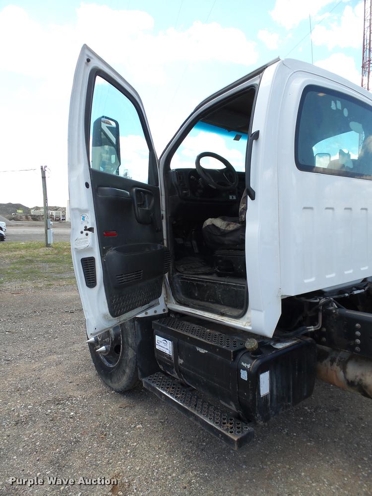 image for item DB0165 2005 Chevrolet C6500 truck chassis