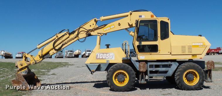 image for item DB4688 2002 Badger 1085D rubber tire excavator