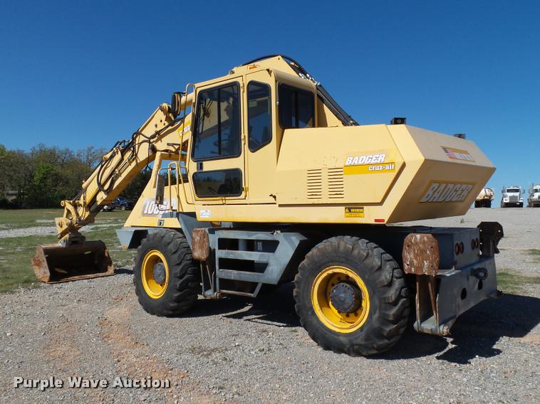 image for item DB4688 2002 Badger 1085D rubber tire excavator