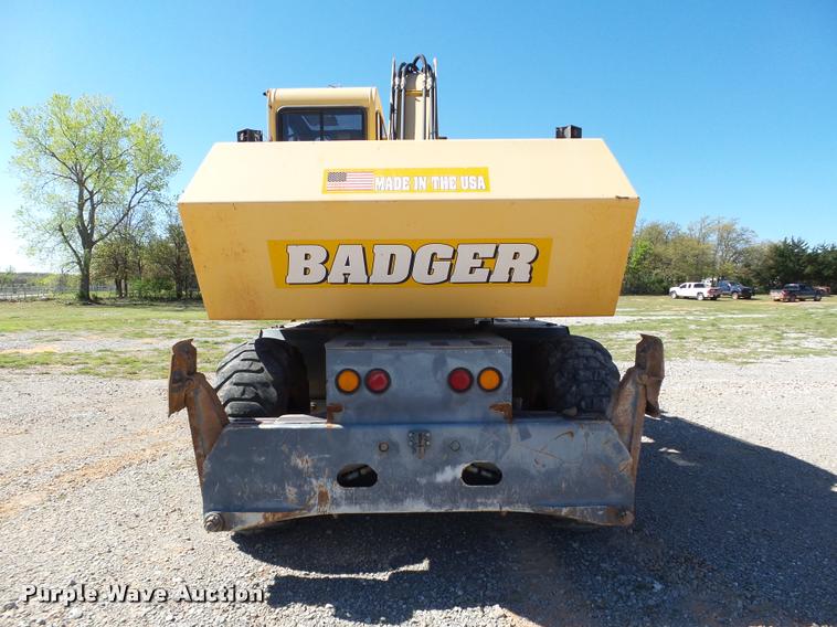 image for item DB4688 2002 Badger 1085D rubber tire excavator