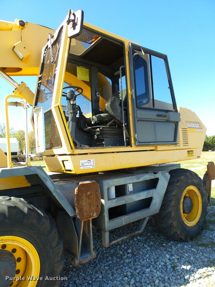 image for item DB4688 2002 Badger 1085D rubber tire excavator