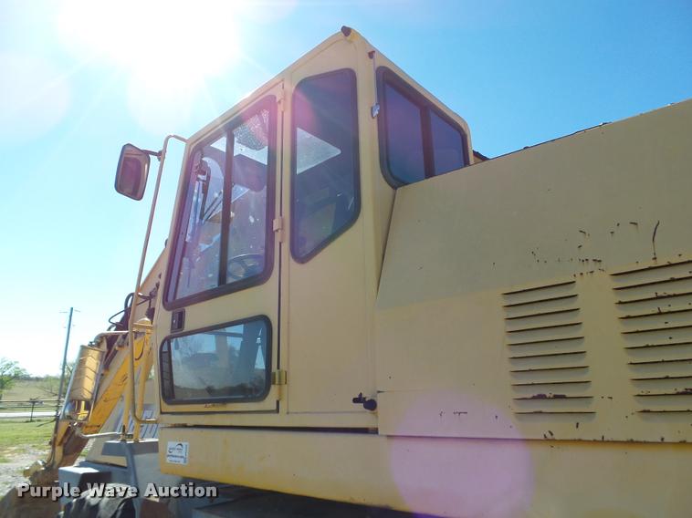 image for item DB4688 2002 Badger 1085D rubber tire excavator