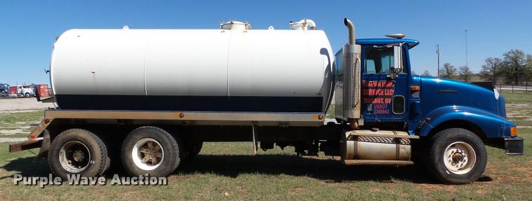 image for item DB4689 1993 International 9400 vacuum tank truck