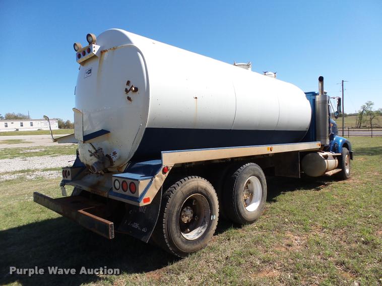 image for item DB4689 1993 International 9400 vacuum tank truck
