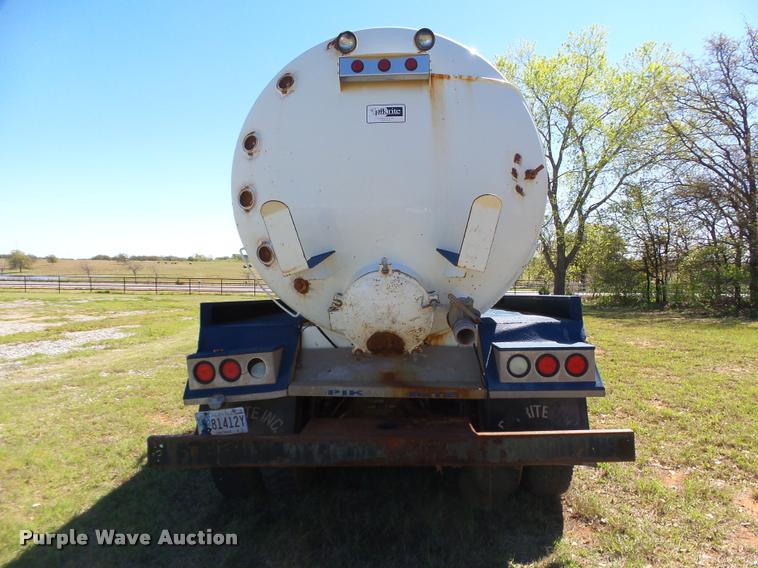 image for item DB4689 1993 International 9400 vacuum tank truck