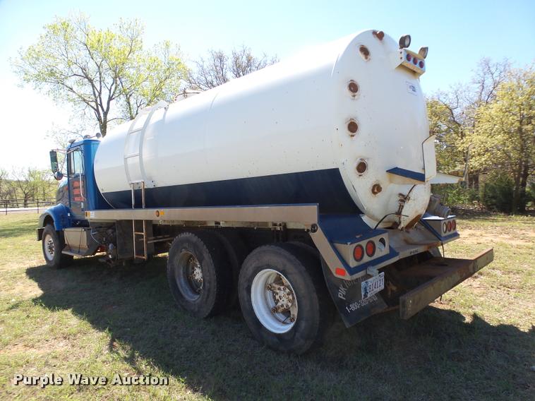 image for item DB4689 1993 International 9400 vacuum tank truck
