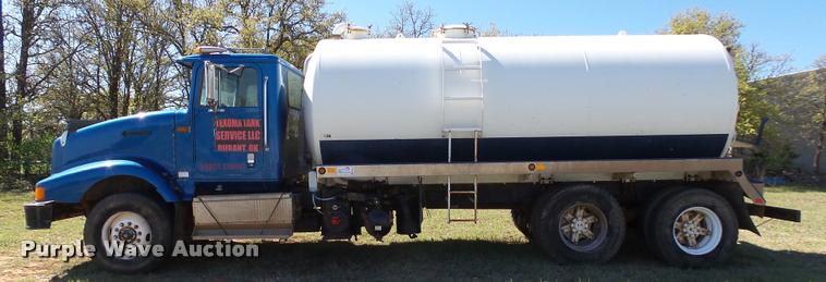 image for item DB4689 1993 International 9400 vacuum tank truck