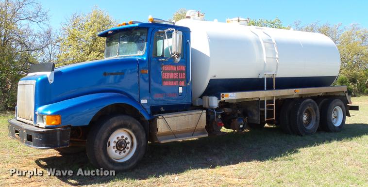 image for item DB4689 1993 International 9400 vacuum tank truck