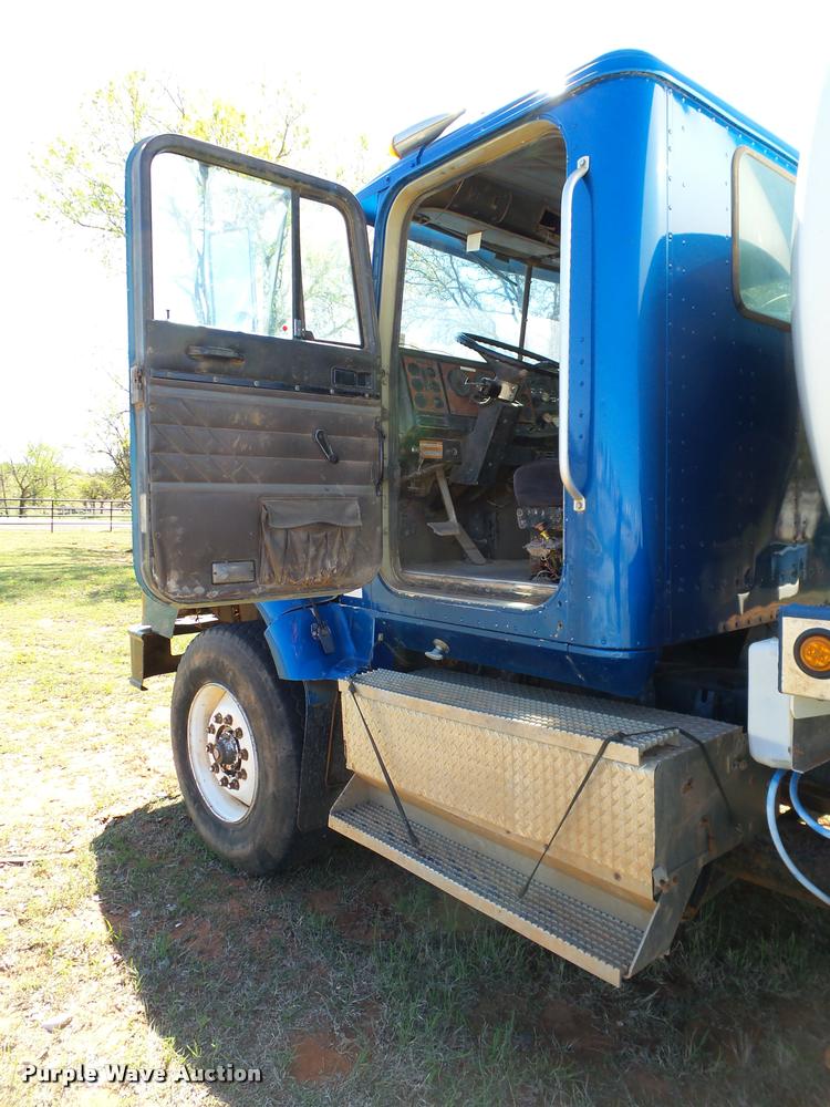 image for item DB4689 1993 International 9400 vacuum tank truck