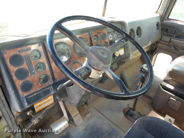 image for item DB4689 1993 International 9400 vacuum tank truck