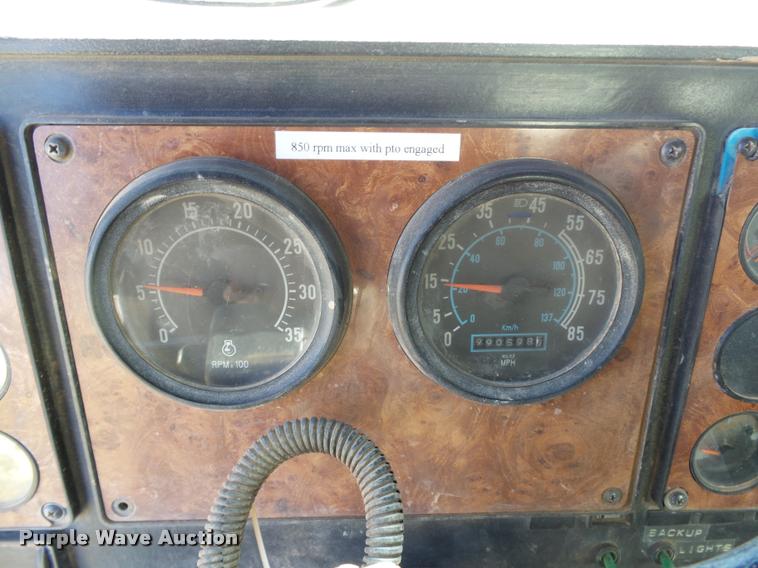 image for item DB4689 1993 International 9400 vacuum tank truck