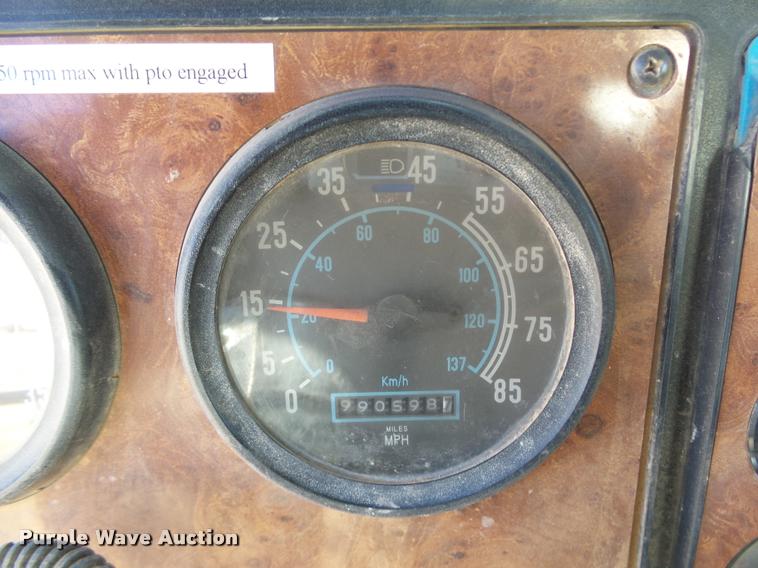 image for item DB4689 1993 International 9400 vacuum tank truck