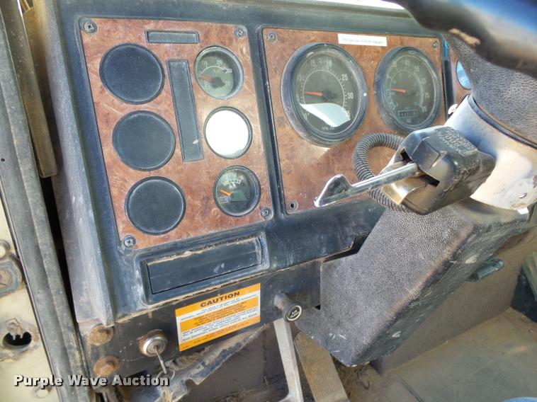 image for item DB4689 1993 International 9400 vacuum tank truck