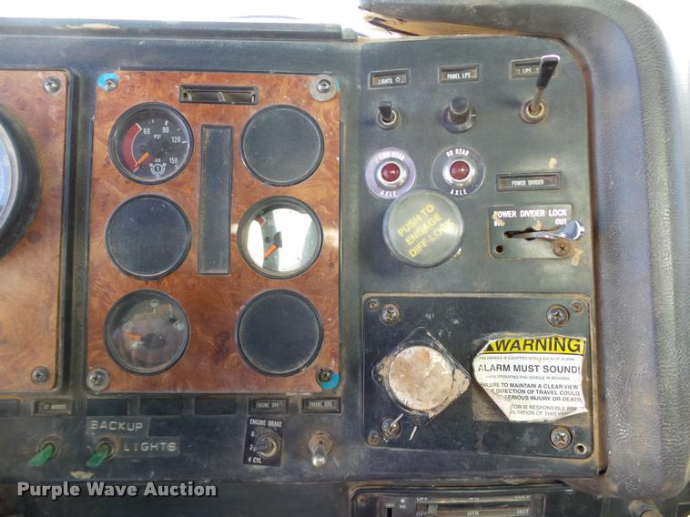 image for item DB4689 1993 International 9400 vacuum tank truck