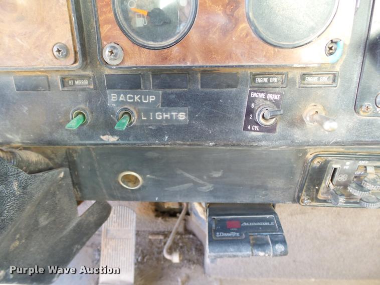 image for item DB4689 1993 International 9400 vacuum tank truck