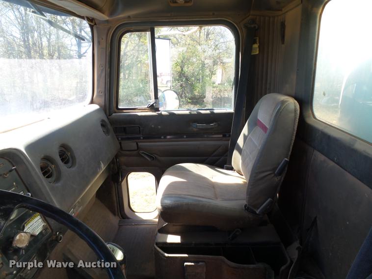 image for item DB4689 1993 International 9400 vacuum tank truck