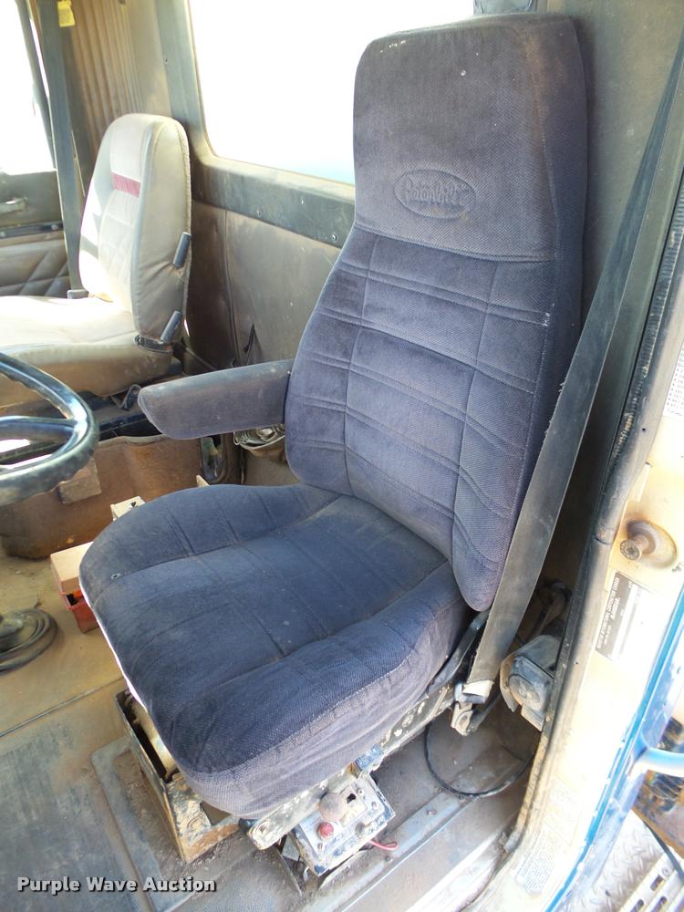 image for item DB4689 1993 International 9400 vacuum tank truck