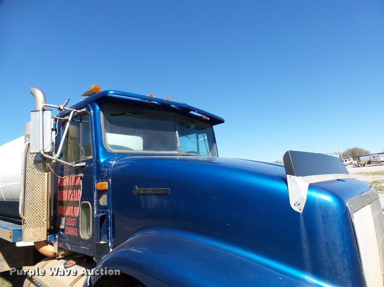 image for item DB4689 1993 International 9400 vacuum tank truck