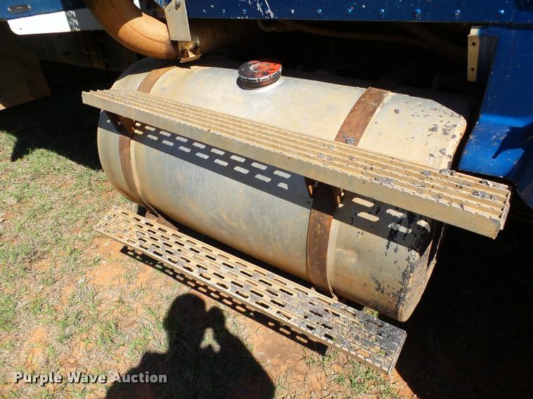 image for item DB4689 1993 International 9400 vacuum tank truck