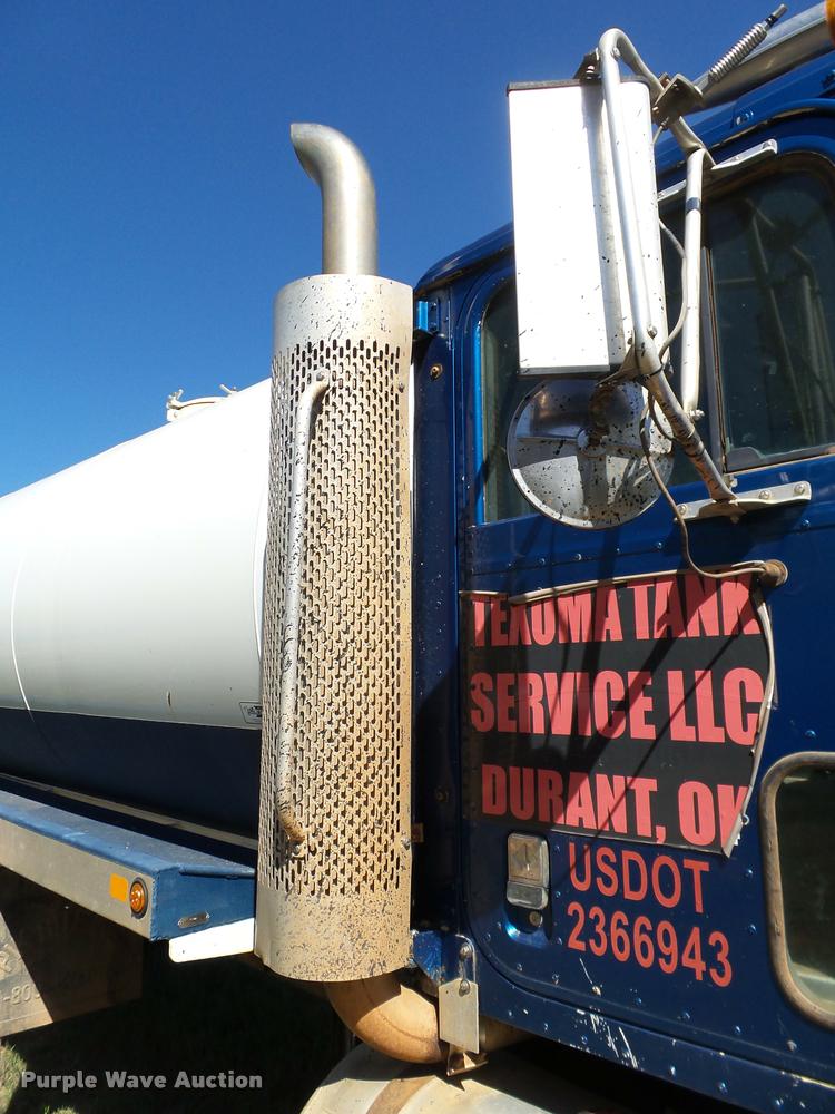 image for item DB4689 1993 International 9400 vacuum tank truck