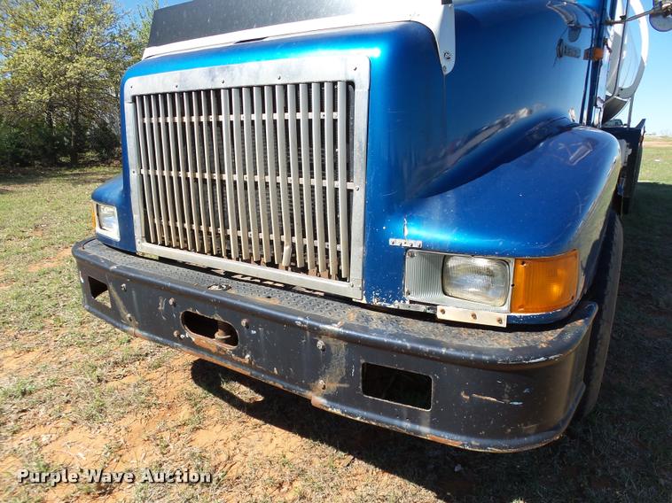 image for item DB4689 1993 International 9400 vacuum tank truck