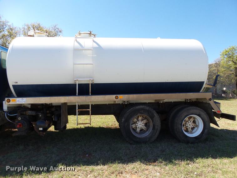 image for item DB4689 1993 International 9400 vacuum tank truck