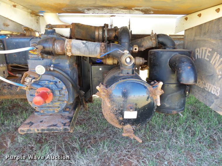 image for item DB4689 1993 International 9400 vacuum tank truck