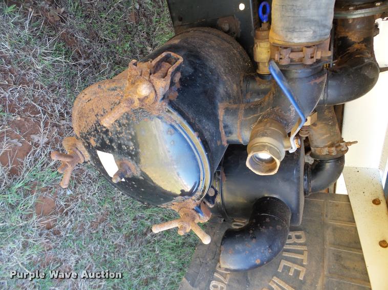 image for item DB4689 1993 International 9400 vacuum tank truck