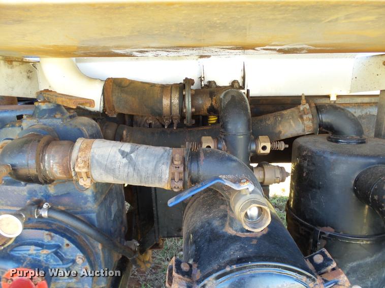 image for item DB4689 1993 International 9400 vacuum tank truck