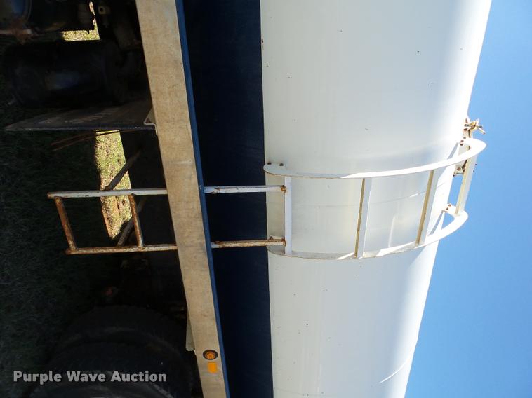 image for item DB4689 1993 International 9400 vacuum tank truck