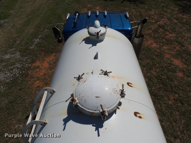 image for item DB4689 1993 International 9400 vacuum tank truck