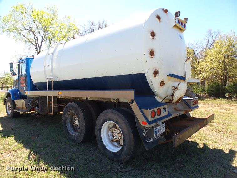 image for item DB4689 1993 International 9400 vacuum tank truck