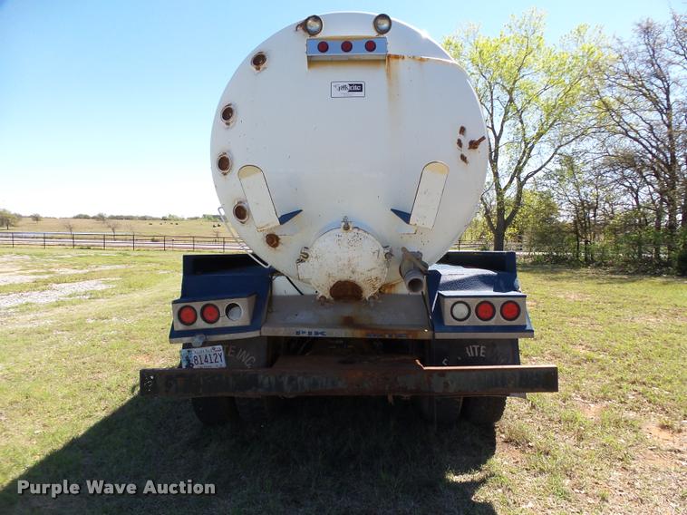 image for item DB4689 1993 International 9400 vacuum tank truck