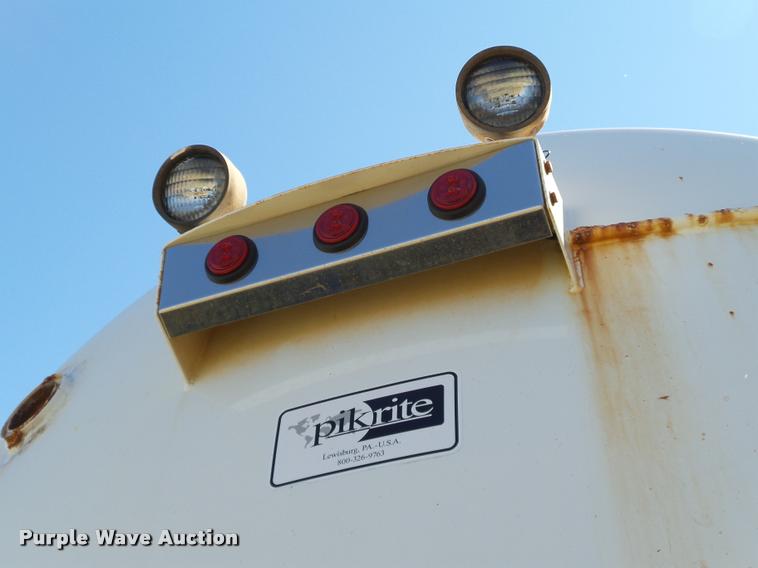 image for item DB4689 1993 International 9400 vacuum tank truck