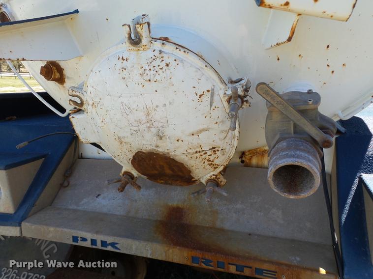 image for item DB4689 1993 International 9400 vacuum tank truck