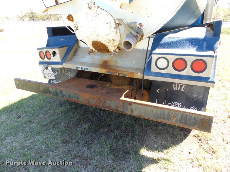 image for item DB4689 1993 International 9400 vacuum tank truck