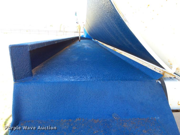 image for item DB4689 1993 International 9400 vacuum tank truck