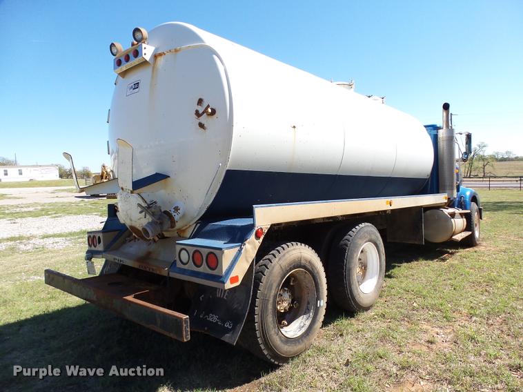 image for item DB4689 1993 International 9400 vacuum tank truck