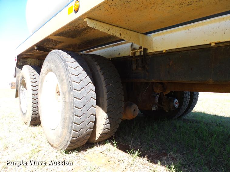 image for item DB4689 1993 International 9400 vacuum tank truck